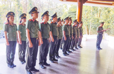 Phòng Quản lý xuất nhập cảnh dâng hương tại Khu di tích lịch sử TNXP ngã ba Đồng Lộc